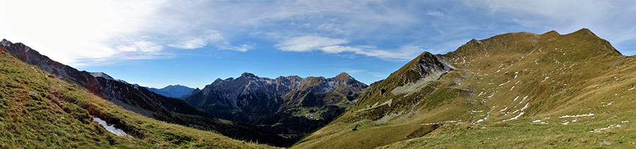 Dalla variante di salita dal sent. 101 al sent. 201 in zona Passo di Tartano vista sulla conca di San Simone e verso Cima di Lemma